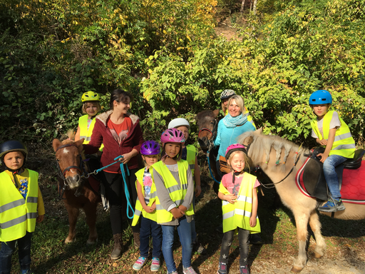 Strahlende Gesichter beim Ponyplausch in Pieterlen