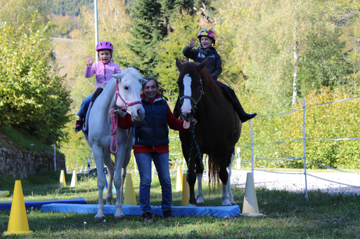 Die Begegnung mit dem Pferd in Romont sorgt für strahlende Gesichter