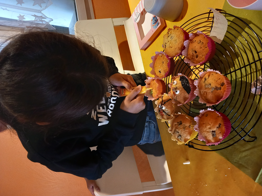 Konzentration beim Verzieren der Cupcakes